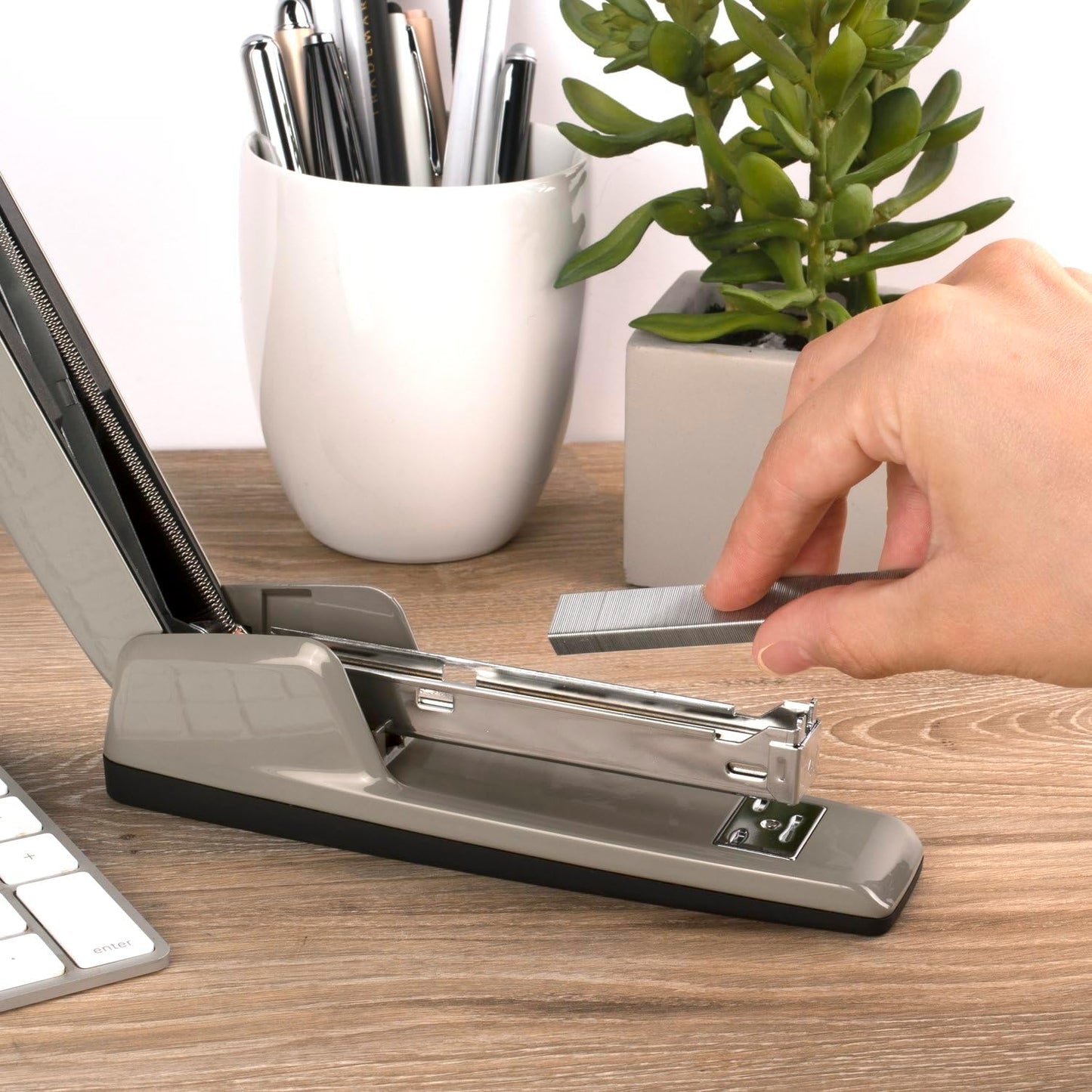 Swingline Stapler, 30 Sheet Capacity, 747 Business Stapler, Jam Free, Metal, Rio Red (74736)